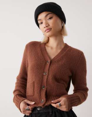 Monki - Cropped Strickjacke in Braun mit Fronttaschen-Brown