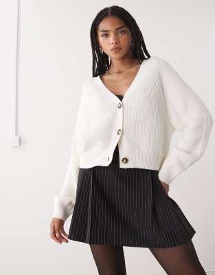 Monki - Cropped-Strickjacke in Ecru-Weiß