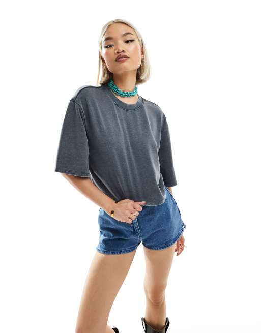 Monki - Cropped T-shirt med korte ærmer i grå syrevask i afslappet pasform 