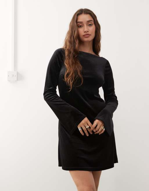 Monki – Czarna aksamitna sukienka mini z długimi rękawami , 2 z 4