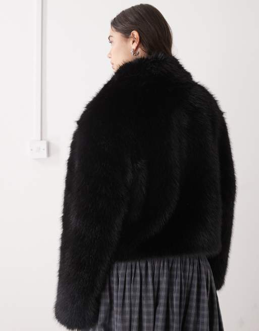 Monki – Czarna krótka kurtka ze sztucznego futra, 3 z 4