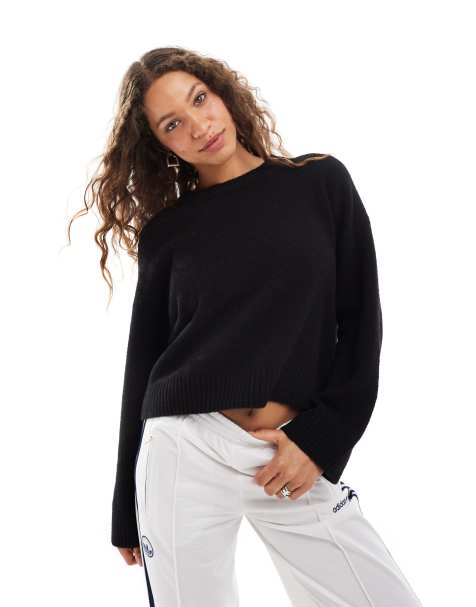 Monki – Czarny dzianinowy sweter o luźnym kroju z okrągłym dekoltem - view 1