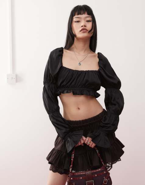 Monki – Czarny, krótki top satynowy z marszczeniem i długimi rękawami z bufkami - view 1