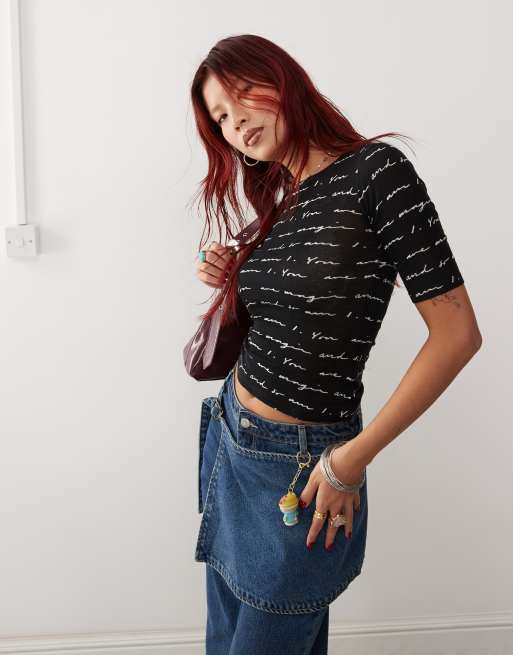 Monki – Czarny prześwitujący T-shirt o dopasowanym kroju z grafiką z napisami 