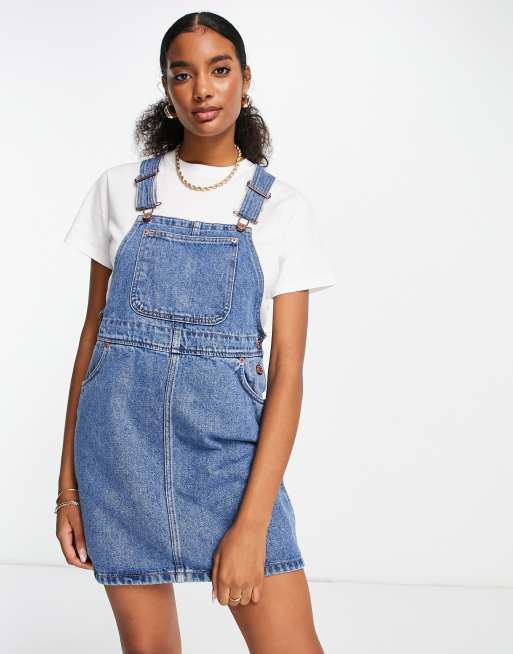 Monki – Daria – Mini-Latzkleid aus hellblauem Denim