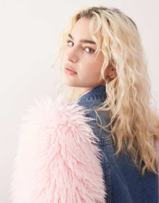 Monki - Denim jack in mid-wash blauw met mouwen van roze imitatiebont, 2 van 4