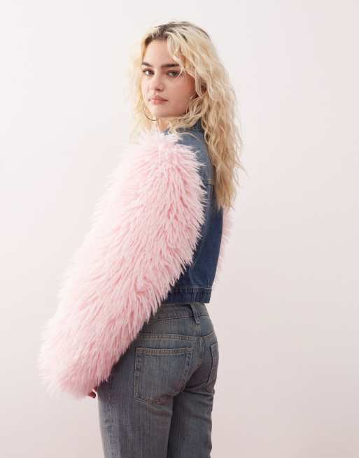 Monki - Denim jack in mid-wash blauw met mouwen van roze imitatiebont, 4 van 4