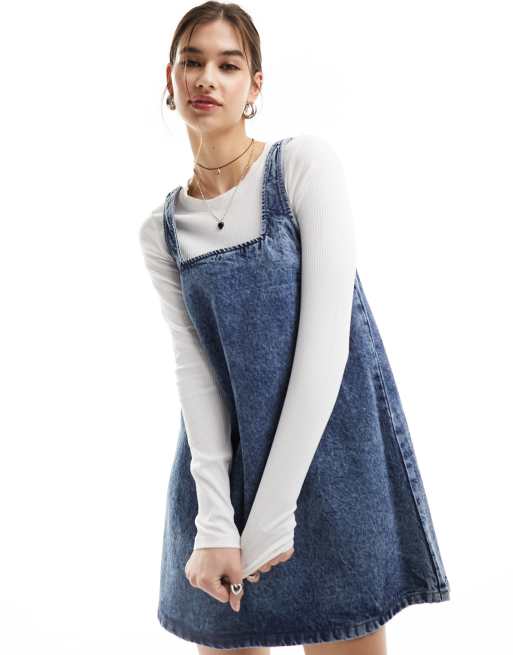 Monki - Denim mini-tuinjurk in blauw met zachte acid wash