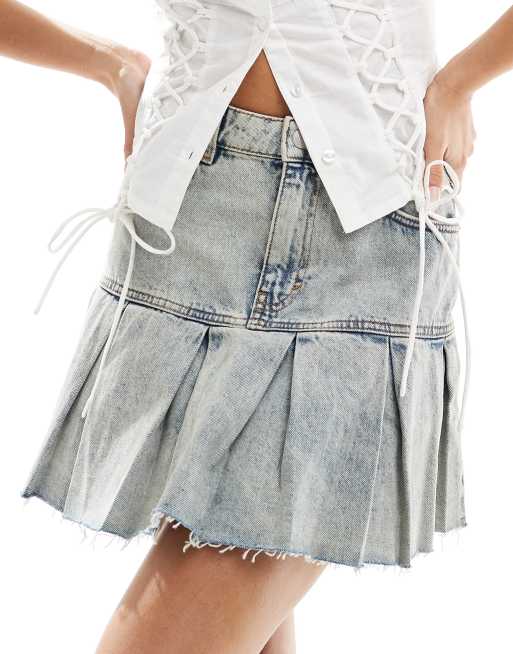 Monki - Denim rok met lage taille, plooien en onafgewerkte zoom in getinte blauwe wassing
