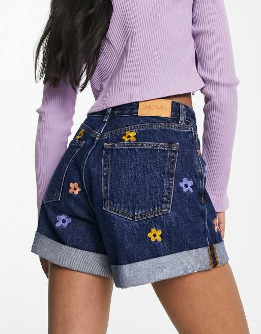 Monki - Denim short met omslag in blauw met bloemenborduursels, 2 van 4