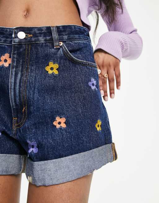 Monki - Denim short met omslag in blauw met bloemenborduursels, 3 van 4