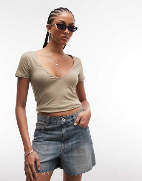 Monki – Dopasowany T-shirt z dekoltem V w kolorze khaki - view 1
