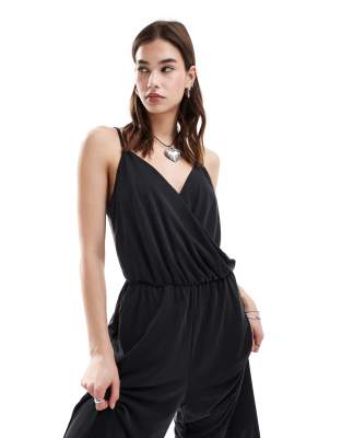 Monki - Drapierter Camisole-Jumpsuit in Schwarz mit weitem Bein und Wickelfront