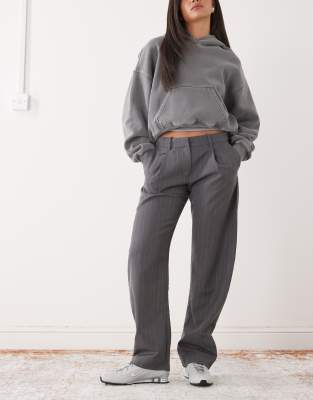 Monki - Elegante Barrel-Hose in Anthrazit mit Nadelstreifen-Grau
