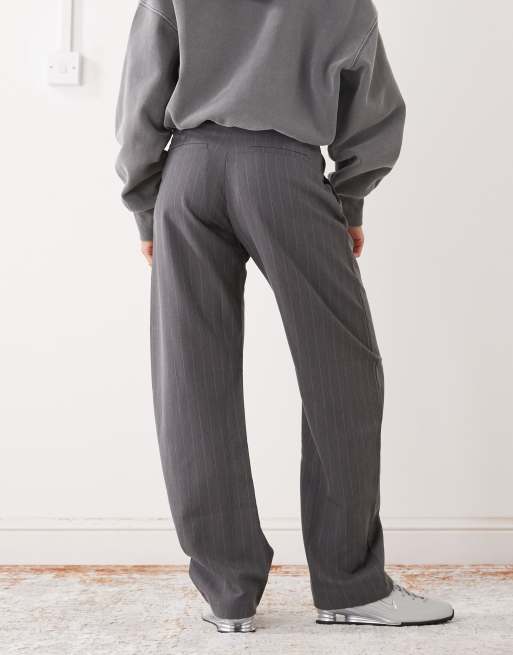 Monki – Elegante Barrel-Hose in Anthrazit mit Nadelstreifen, 4 von 5