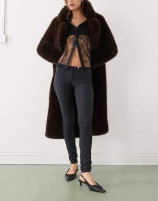 Monki - Elegante, elastische Slim-Fit-Hose in Schwarz