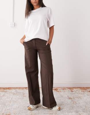 Monki - Elegante Hose in Braun mit weitem Schnitt, hohem Bund und Nadelstreifen-Brown