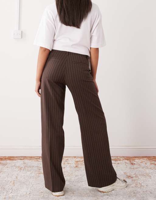 Monki – Elegante Hose in Braun mit weitem Schnitt, hohem Bund und Nadelstreifen , 4 von 5