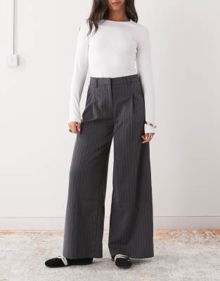 Monki - Elegante Hose in Dunkelgrau mit weitem Schnitt, hohem Bund und Nadelstreifen