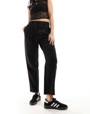 Monki - Elegante Hose in Schwarz mit schmal zulaufendem Bein