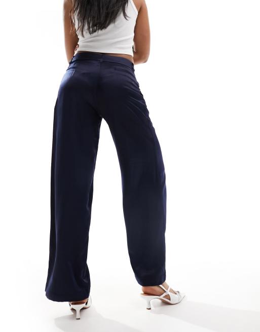 Monki - Elegante satijnen broek met lage taille in marineblauw, 2 van 5