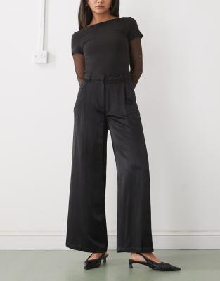 Monki - Elegante Satinhose in Schwarz mit weitem Bein