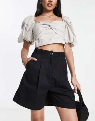 Monki - Elegante Shorts in Schwarz mit Saumaufschlag-Black