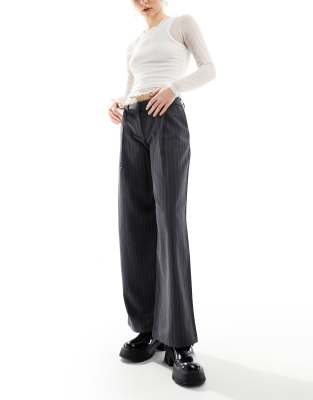 Monki - Elegante Tapered Fit Hose in Grau mit Nadelstreifen