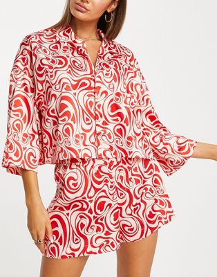 Femme Monki - Ensemble de pyjama en satin recyclé à imprimé tourbillon - Rose et rouge
