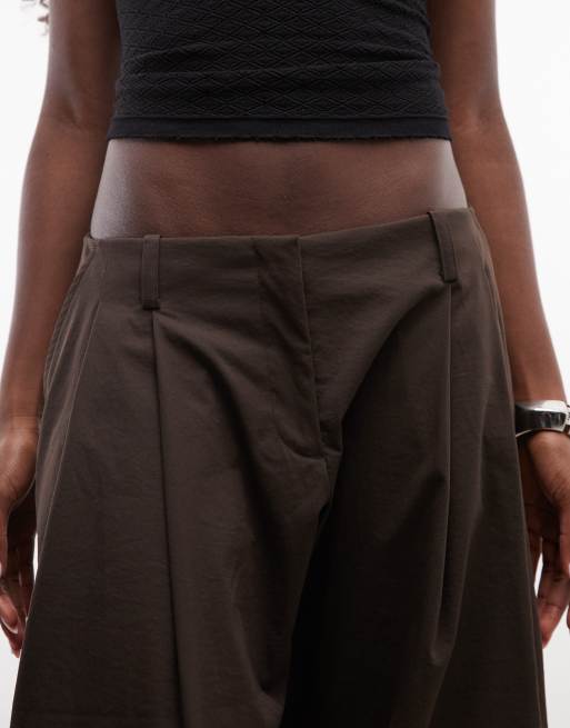 Monki exclusif pantalon barrel plissé ajusté marron foncé, 3 de 5