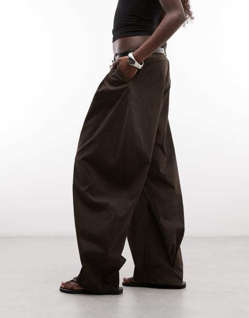 Monki exclusif pantalon barrel plissé ajusté marron foncé, 4 de 5