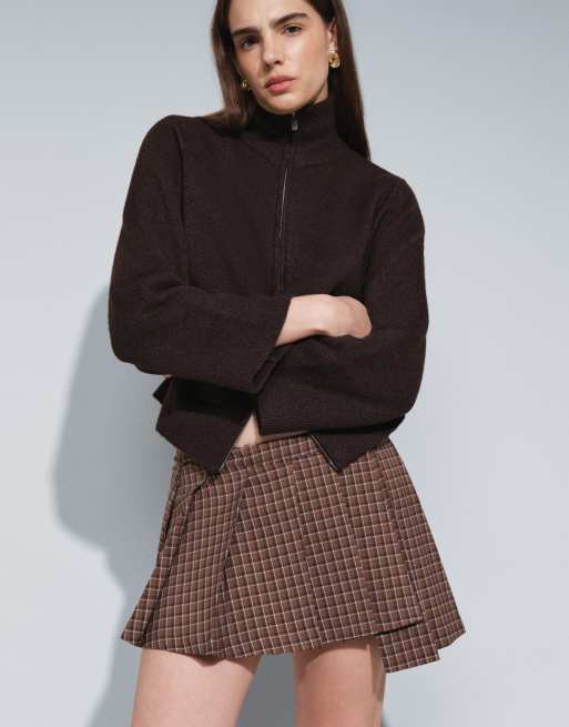 Monki exclusive asymmetrische geplooide minirok in bruin ruit, 2 van 7