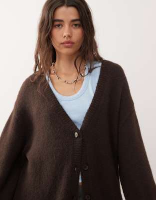 Monki - Exklusiv bei ASOS - Flauschige Oversize-Strickjacke in Schokobraun