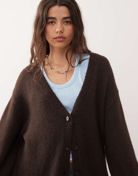 Monki – Exklusiv bei ASOS – Flauschige Oversize-Strickjacke in Schokobraun - view 1