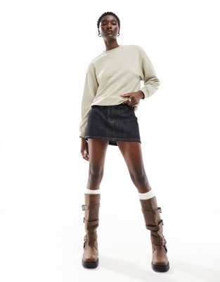 Monki - Felpa a maniche lunghe con scollo rotondo beige scuro