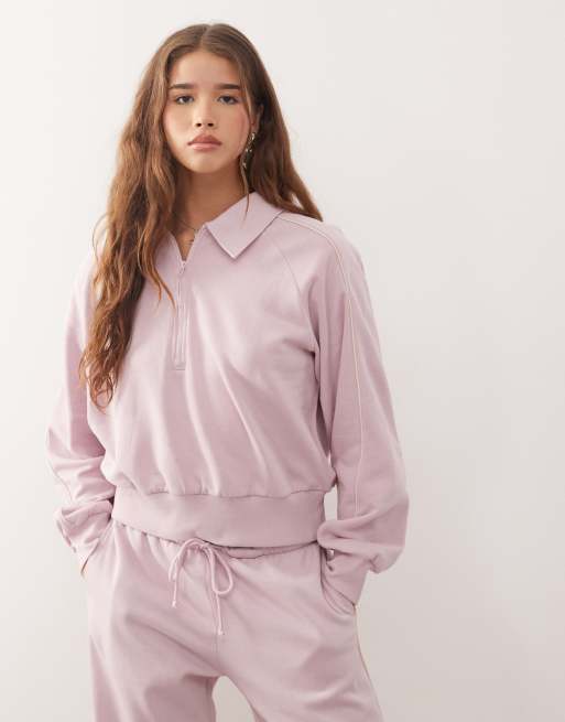 Monki - Felpa con zip corta rosa chiaro con profili beige in coordinato