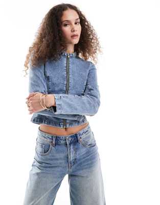 Monki - Figurbetonte Jeansjacke in Mittelblau mit Reißverschluss vorn