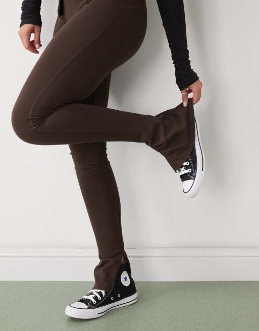 Monki – Figurbetonte Schlaghose in Braun mit Saumschlitz, 5 von 5