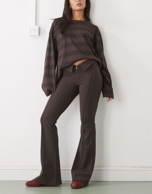 Monki - Flare-broek met lage omgeslagen taille in donker chocoladebruin