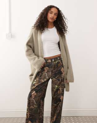 Monki - Flauschige Oversize-Strickjacke in Beige-Neutral