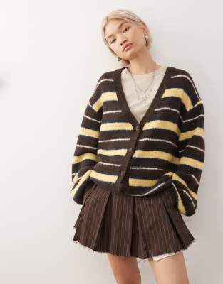 Monki - Flauschige Oversize-Strickjacke in Braun und Gelb mit Streifen-Brown