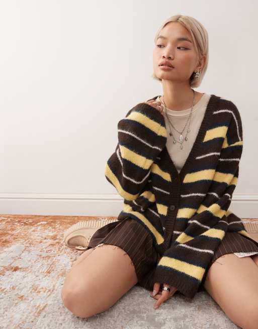 Monki – Flauschige Oversize-Strickjacke in Braun und Gelb mit Streifen, 4 von 4