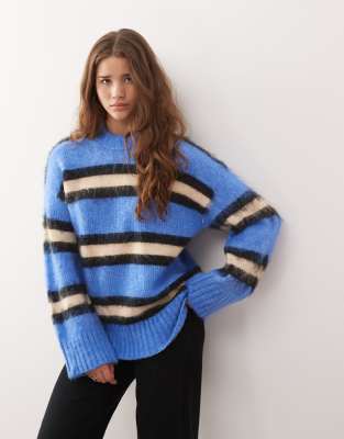 Monki - Flauschiger, gestreifter Oversize-Pullover in Blau und Schokobraun-Brown