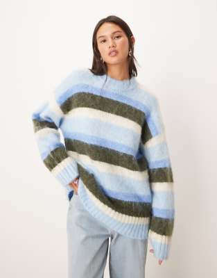 Monki - Flauschiger, gestreifter Oversize-Pullover in Blau-Brown