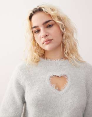 Monki - Flauschiger Pullover in Grau mit herzförmigem Zierausschnitt