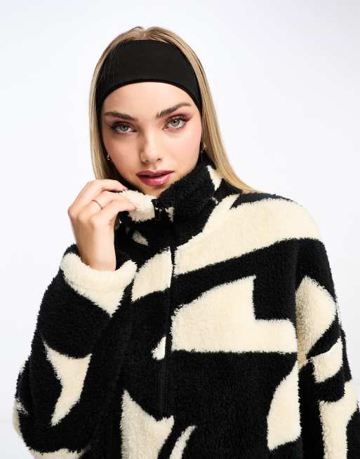 Monki - Fleece met rits en abstracte print in zwart en crème