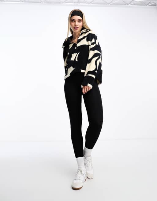 Monki - Fleece met rits en abstracte print in zwart en crème, 2 van 4