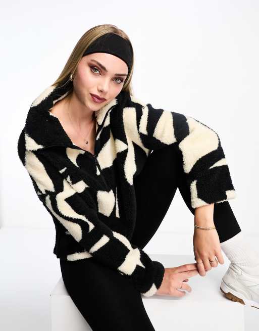 Monki – Fleece-Pullover mit Reißverschluss und abstraktem Muster in Schwarz und Cremeweiß, 3 von 4