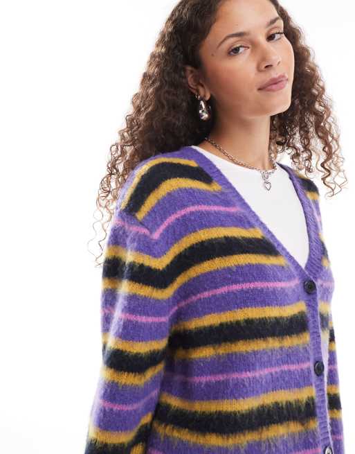 Monki – Strickjacke aus flauschigem Garn in Lila und Schwarz gestreift mit V-Ausschnitt