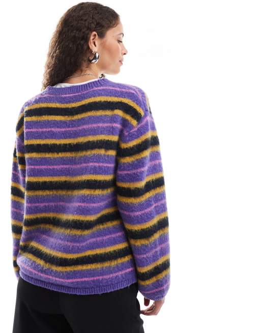 Monki – Strickjacke aus flauschigem Garn in Lila und Schwarz gestreift mit V-Ausschnitt